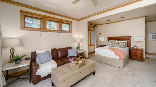 Una cama o camas en una habitación de The Castle Rock Estate by AvantStay Steps From Arch Cape beach w Hot Tub Sauna