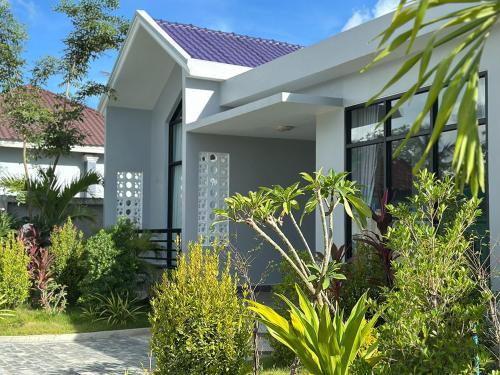 dom z roślinami przed nim w obiekcie BTB Homestay w mieście Phumĭ Kâmpóng Âmpĭl