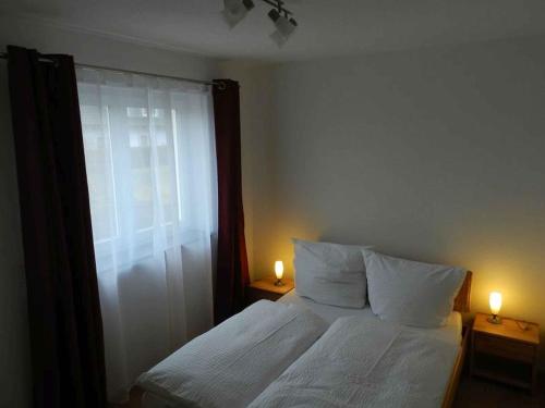 モースにあるHaus Brunnerのベッドルーム1室(ベッド1台付)、窓(キャンドル2つ付)