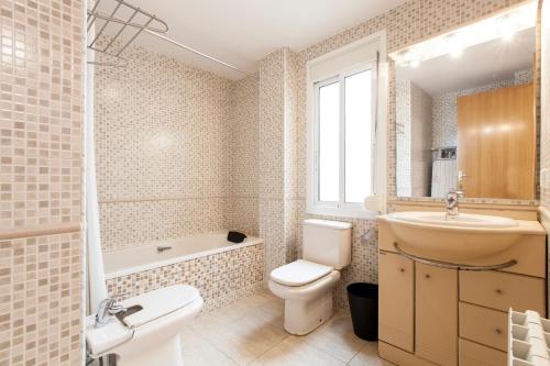 シッチェスにあるViva Sitges - Sitges Central Apartmentのバスルーム(トイレ、洗面台、バスタブ、シンク付)