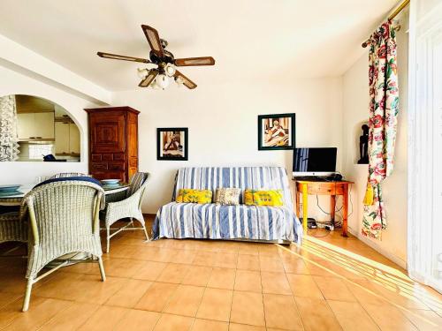ein Wohnzimmer mit Sofa und Tisch in der Unterkunft MIMOSA Escapada ideal en Roses: casa espaciosa, jardín privado y terrazas al sol. - ES-258-170 in Montjoys