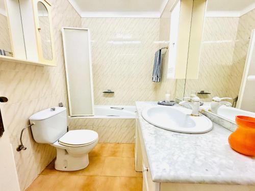 ein weißes Badezimmer mit Toilette und Waschbecken in der Unterkunft MIMOSA Escapada ideal en Roses: casa espaciosa, jardín privado y terrazas al sol. - ES-258-170 in Montjoys