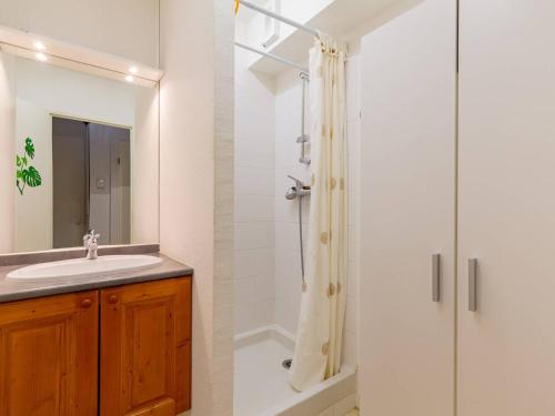 ein Badezimmer mit Dusche und Waschbecken in der Unterkunft Appartement charmant pour 5 à Loudenvielle, proche télécabine - FR-1-695-91 in Loudenvielle