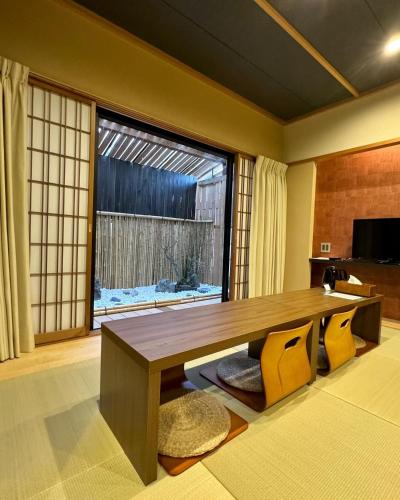 a dining room with a table and a large window at Suzuran Tengachaya 鈴蘭天下茶屋 - 45min to Kansai Airport, Tengachaya Sta 8min in Osaka