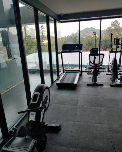 Ein Fitnessstudio mit Blick aufs Wasser und einigen Geräten in der Unterkunft Utopia Central in Ban Nong Chaeng