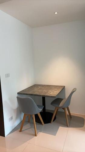 einen Tisch und zwei Stühle in einem Zimmer in der Unterkunft Utopia Central in Ban Nong Chaeng
