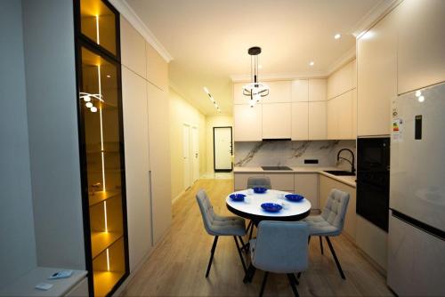 Küche/Küchenzeile in der Unterkunft ЖК Кристалл 160К7 15 этаж 846