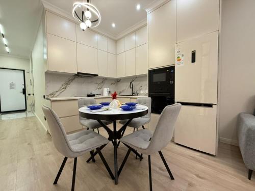 Küche/Küchenzeile in der Unterkunft ЖК Кристалл 160К7 15 этаж 846