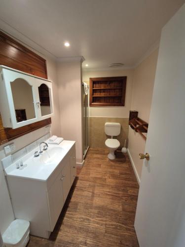 GellibrandにあるOtways Tourist Parkの白い洗面台とトイレのあるバスルーム