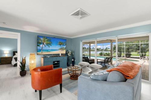 Χώρος καθιστικού στο Stunning Lakefront Retreat - Pool - Hot Tub