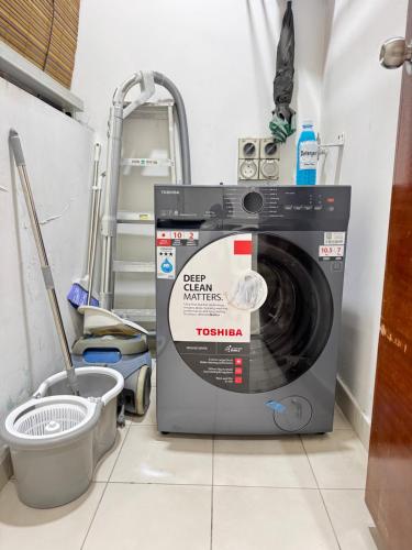 eine Waschmaschine, die auf dem Boden in einem Raum steht in der Unterkunft KLCC Marc Residence by AZ Line in Kuala Lumpur