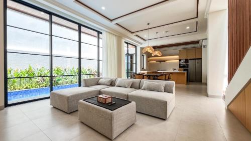 Η κουζίνα ή μικρή κουζίνα στο Elegant 3BR Sanctuary near Berawa Beach