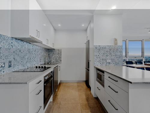 Kuchyň nebo kuchyňský kout v ubytování ULTIQA Beach Haven on Broadbeach