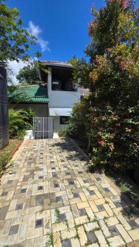 einen Steinweg vor einem Haus in der Unterkunft Cottage Purana in Bandarawela