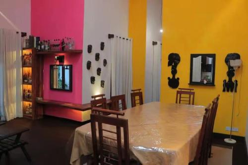 ein Esszimmer mit Tisch und Stühlen in der Unterkunft Cottage Purana in Bandarawela