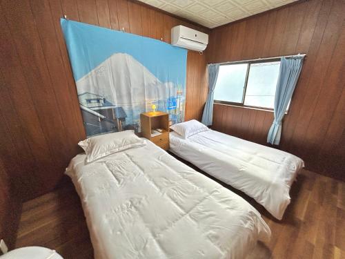 大阪市にあるi Home Osaka ZEN NEST 一户建のベッド2台と窓のある寝室