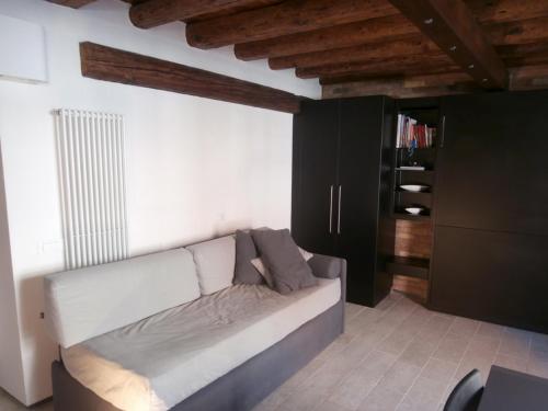 sala de estar con sofá blanco y armario negro en Cocoloco, en Venecia
