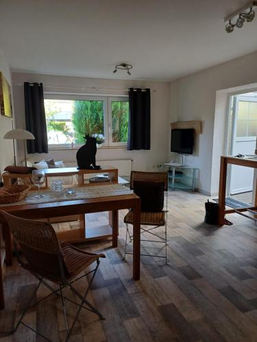 ein Wohnzimmer mit einer Katze, die auf einem Tisch sitzt in der Unterkunft Bi uns im Norden in Brunsbüttel