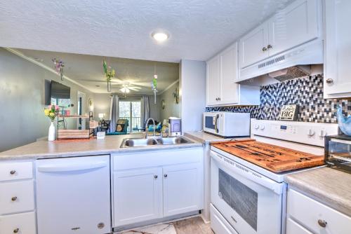 Η κουζίνα ή μικρή κουζίνα στο Heart of the Action