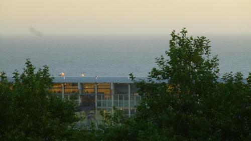 a building with the ocean in the background at Porto's City Park & Surf Beach Rooms in Matosinhos