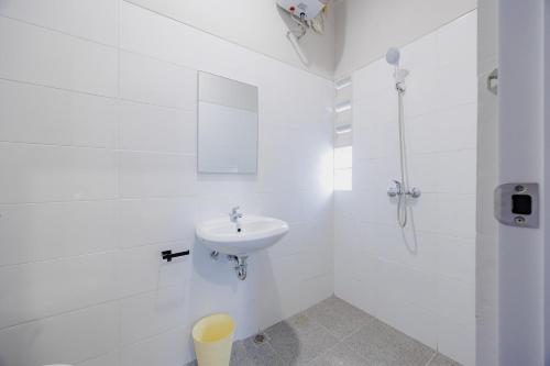 Koupelna v ubytování Sans Stay Bintaro