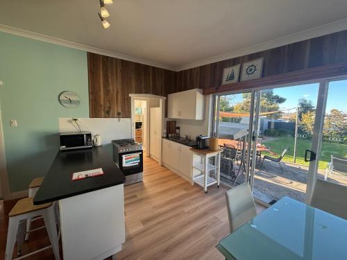 een keuken met witte kasten en een aanrechtblad bij Port Sorell Beach Shack in Port Sorell