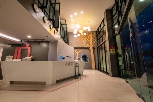 eine Lobby mit Rezeption in einem Gebäude in der Unterkunft Arawana Regency South Pattaya in Pattaya South