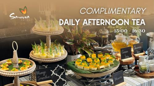 une table garnie de desserts et de boissons dans l'établissement Sanouva Da Nang Hotel - Daily Afternoon Tea Inclusive, à Đà Nẵng