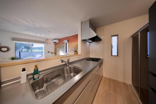 Η κουζίνα ή μικρή κουζίνα στο クリスタル別荘南城