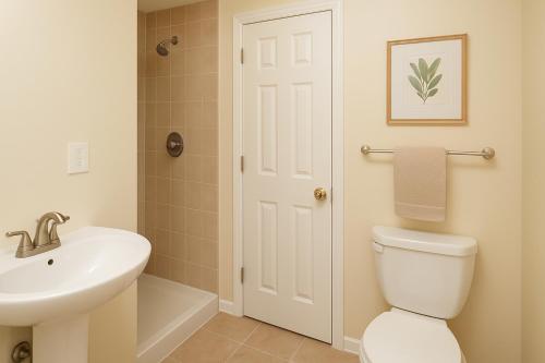 Un baño con un inodoro blanco y un lavabo. en Near Stadiums and Downtown in Peaceful Neighborhood, en Baltimore