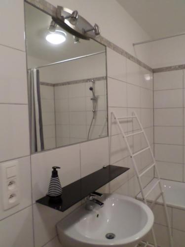 W łazience znajduje się umywalka i lustro. w obiekcie Gremin w mieście Somme-Leuze