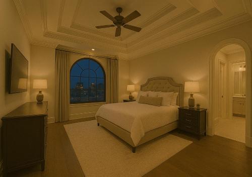 アトランタにあるCopper Retreatsのベッドと天井扇風機のある寝室