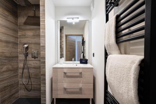 ein Badezimmer mit Waschbecken und Spiegel in der Unterkunft New Ideal 2 rooms 12 4 people in Saint-Bon-Tarentaise