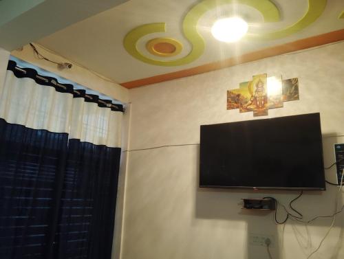 Μια τηλεόραση ή/και κέντρο ψυχαγωγίας στο "Om Sadan" Home Stay Ayodhya Dhaam