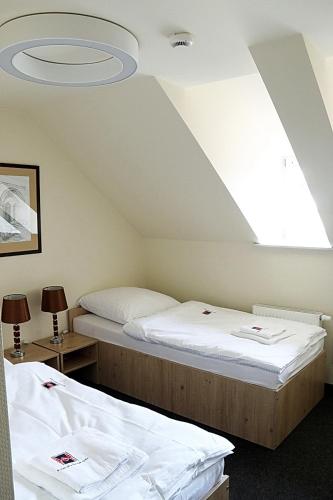2 Betten in einem Zimmer mit einer Decke in der Unterkunft Ośrodek Architektury i Humanistyki in Sandomierz