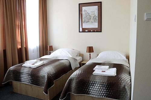 Ein Bett oder Betten in einem Zimmer der Unterkunft Ośrodek Architektury i Humanistyki