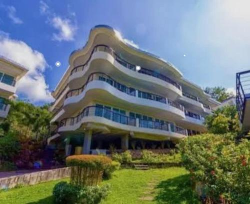 Κήπος έξω από το Relaxing Apartment in Karon