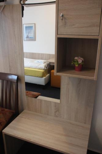 a room with a bed and a small room with a bedroom at Airport-Hotel zum Taubengrund in Kelsterbach