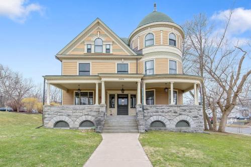 una casa grande con una cúpula en la parte superior en Westcott 2BD Apt in Mansion mins SU & JMA Dome, en Syracuse