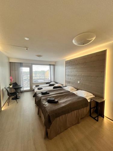 a room with a row of beds in it at Hotelli Terme, huone 617 in Ikaalinen