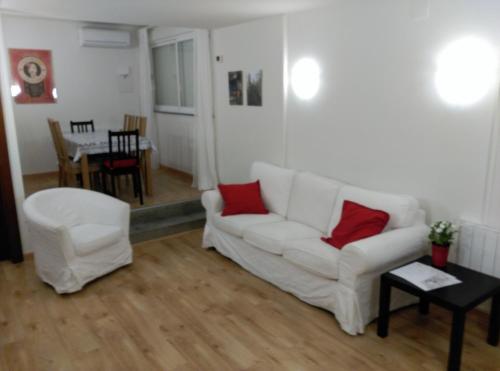 マドリードにあるMadrid Rent 6のリビングルーム(白いソファ、赤い枕付)