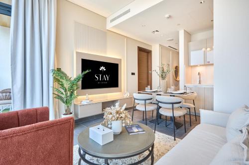 STAY BY LATINEM Luxury 1BR Holiday Home CB 0810 Near Burj Khalifa