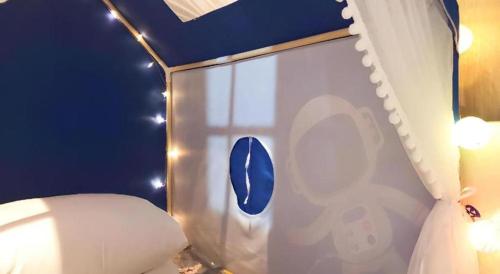 a bathroom with a toilet in a room with lights at Echarm Hotel Enshi Cultural Center Xintiandi in Enshi