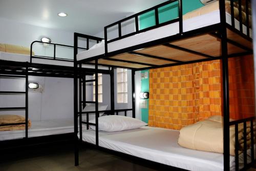 เตียงสองชั้นในห้องที่ Home Base Hostel