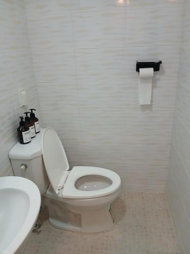 全州市にある전주시외버스터미널 근처 원룸2のトイレと洗面台を備えた白いバスルーム
