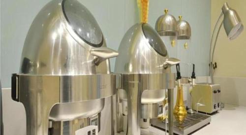 武漢市にあるCity Comfort Inn Wuhan Xinzhou Mo'er Chengのキッチン(カウンター、大型シルバー製電化製品2台付)