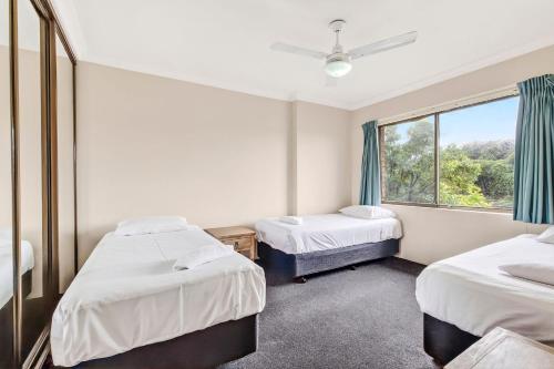 Postel nebo postele na pokoji v ubytování Beachside Bliss with Balcony & Resort Perks Sandcastles 234