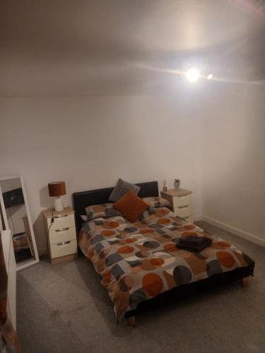 Un dormitorio con una cama y dos mesitas de noche. en Grantham Town Centre, en Lincolnshire