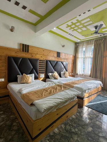 Ένα ή περισσότερα κρεβάτια σε δωμάτιο στο Ruk bae cafe restro & hotel