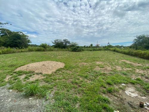 un gran campo con hierba y tierra en Casa Finca campestre, en San José del Guaviare